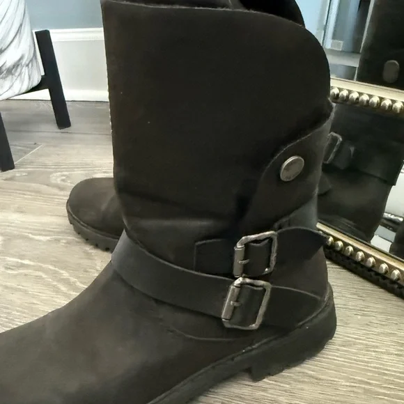 Stylish Black Winter Boots with Buckle Accents - Picture 8 of 14